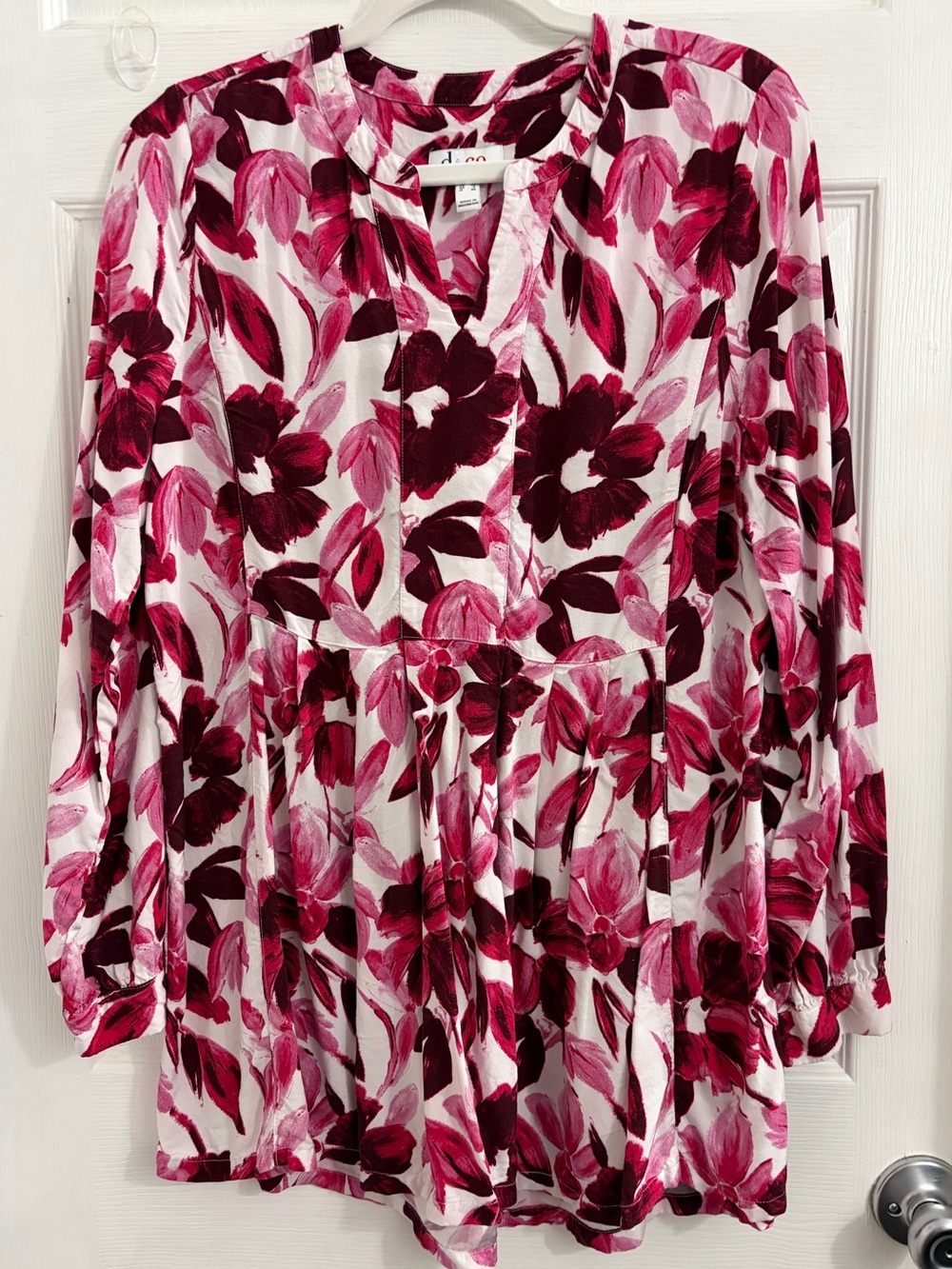 Floral Peasant Top in Pink & Burgundy - Women Size small. $10